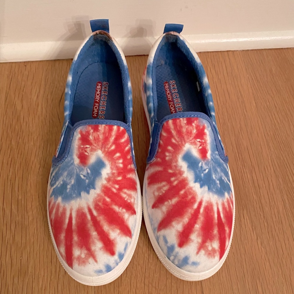 Sketchers Go Walk memory foam washable sneakers.